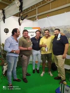 grupo de chicos posando en un stand