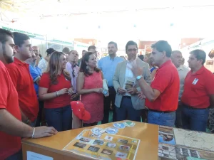 grupo de gente hablando