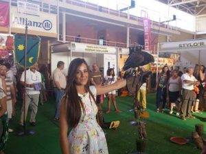 chica joven con ave rapaz