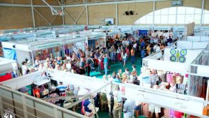 gente visitando la feria