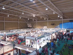 Foto del pabellón de la feria lleno de visitantes