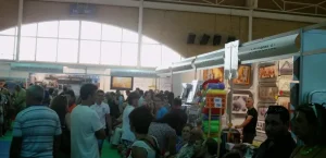 gente visitando la feria