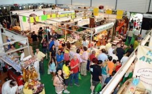 gente paseando por la feria