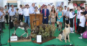 hombre hablando en la inauguración de la feria