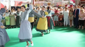 personas bailando jotas