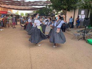 personas bailando jotas