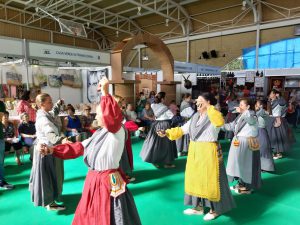 personas bailando jota