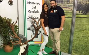 personal de stand posando