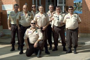 seguridad del evento posando para foto