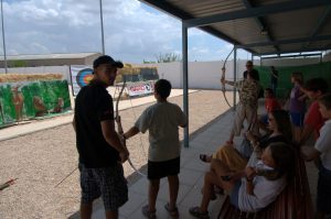 gente tirando con arco