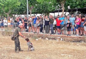miembro de la unidad canina haciendo demostracion