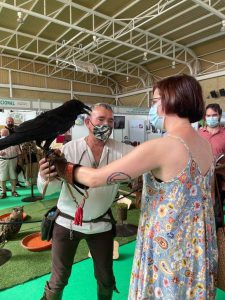 mujer con un cuervo