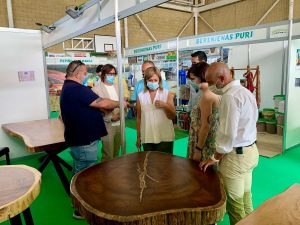 grupo de gente viendo un stand