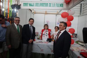 El alcalde de Villanueva de la Fuente y el presidente de la diputación visitando la feria.