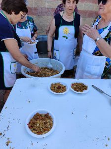 Asociación de jubilado de Villanueva de la Fuente repartiendo migas manchegas