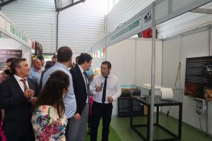 El director de la feria, hablando con el presidente de la diputación de Ciudad Real